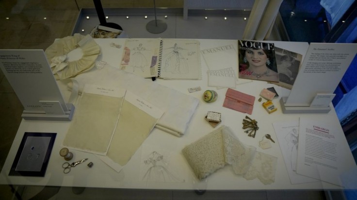Na snímke veci z procesu navrhovania svadobných šiat pre britskú princeznú Dianu.