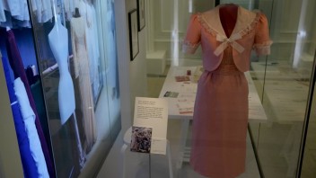 Šaty a sako od návrhára Davida Sassoona, ktoré mala na sebe oblečené britská princezná Diana.