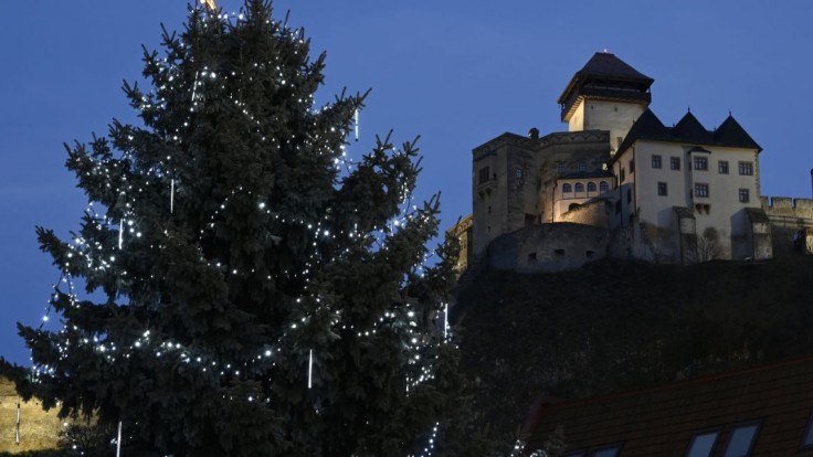 Rozsvietený vianočný strom na Mierovom námestí v Trenčíne.