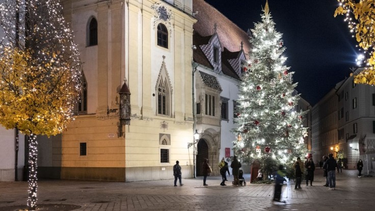 Vianočný strom na Hlavnom námestí v Bratislave.