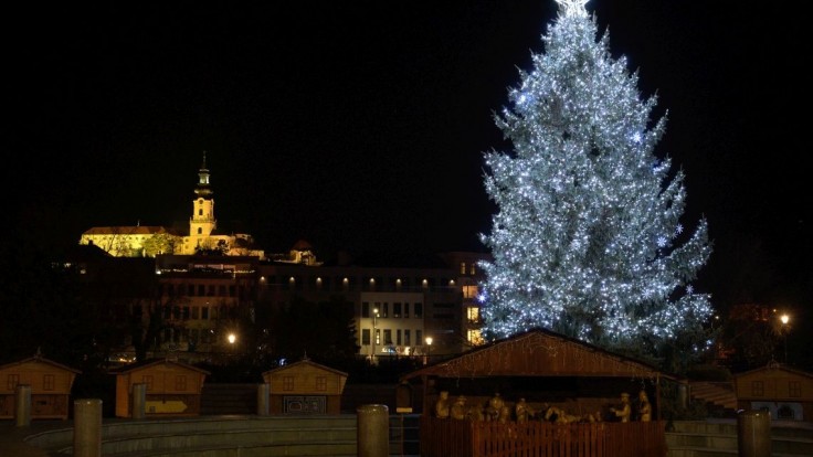 Vianočný strom na Svätoplukovom námestí v Nitre.