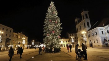 Rozsvietený vianočný strom na Námestí SNP v Banskej Bystrici.