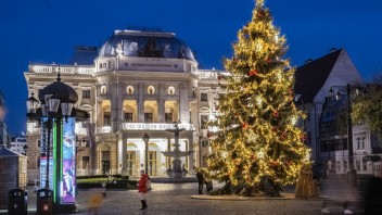 Vianočný strom na Hlavnom námestí v Bratislave.