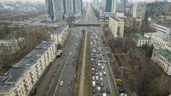 dopravné zápchy, keď ľudia opúšťajú ukrajinskú metropolu Kyjev vo štvrtok 24. februára.