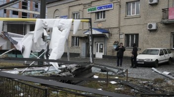 materiálne škody po ostreľovaní ruskou armádou v Kyjeve vo štvrtok.