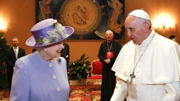 pápež františek kráľovná alžbeta (SITA)