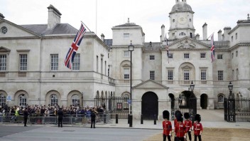 Kráľovská garda pochoduje pred areálom Horse Guard pred Štátnou pohrebnou službou britskej kráľovnej Alžbety II.