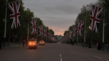 Vozidlá sa pohybujú po The Mall skoro ráno pred pohrebným sprievodom kráľovnej Alžbety II