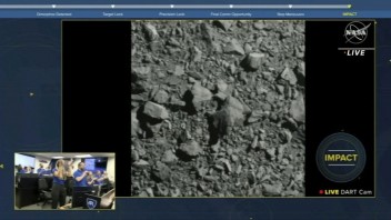 Obrázky asteroidu Dimorphos z livestreamu NASA