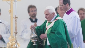 Pápež Benedikt XVI. počas svätej omše na letisku Brno