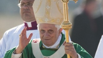 Pápež Benedikt XVI. počas svätej omše na letisku Brno