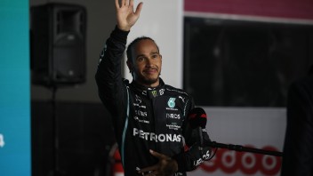 F1: Hamiltona v stredu pasujú za rytiera