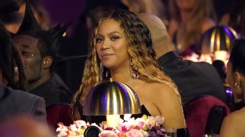 Americká speváčka Beyoncé sedí za stolom na 65. ročníku odovzdávania hudobných cien Grammy v Los Angeles.