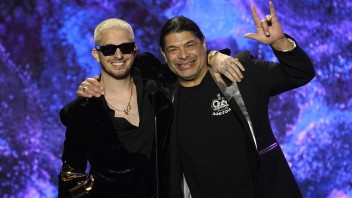 Andrew Watt (vľavo) a  Robert Trujillo preberajú cenu za Ozzyho Osbournea, ktorý zvíťazil v kategórii najlepší metalový výkon so skladbou Degradation Rules.
