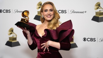 Anglická speváčka a skladateľka Adele pózuje s cenou za najlepší popový sólo výkon za skladbu Easy on Me.