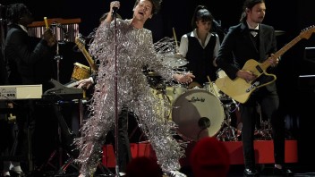 Anglický spevák Harry Styles vystupuje na 65. ročníku odovzdávania hudobných cien Grammy.