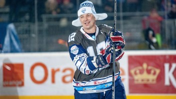 Na snímke Peter Bondra počas súboja legiend na hokejovom podujatí Kaufland Winter Classic Games 2019 v Banskej Bystrici.