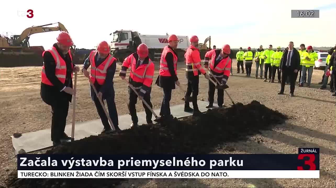 FOTO: Vo Valalikoch začali stavať priemyselný park Volvo. Prišiel sa pozrieť aj Heger